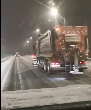 Un autocar a intrat într-un utilaj de deszăpezire, pe autostrada A 7 Buzău – Focşani / Trafic restricţionat în zona localităţii Puieşti - VIDEO

