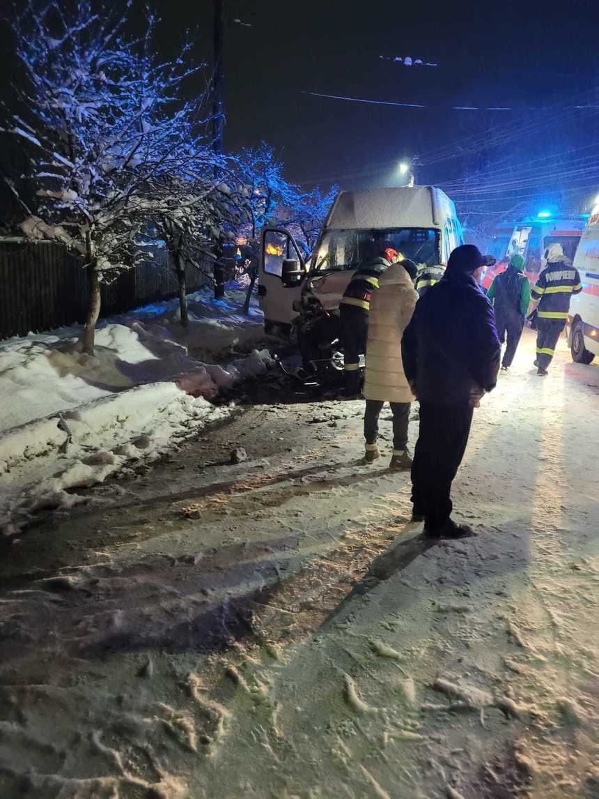Prahova: Două microbuze şi un autotren, în care se aflau în total 24 de persoane, implicate într-un accident / 12 persoane au fost transportate la spital - FOTO