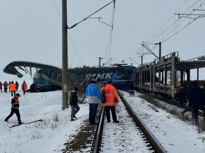 Accident feroviar în judeţul Olt  - Lucrările de intervenţie în zona deraierii de la Radomireşti au început. Un vagon a fost deja ridicat 
