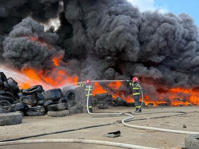 Incendiu puternic la un depozit de anvelope uzate din Tulcea / A fost emis mesaj RO-Alert din cauza dejagărilor mari de fum - FOTO, VIDEO
