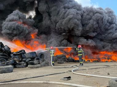 Incendiu puternic la un depozit de anvelope uzate din Tulcea / A fost emis mesaj RO-Alert din cauza dejagărilor mari de fum - FOTO, VIDEO
