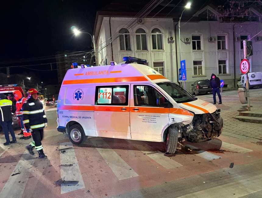 O ambulanţă care se deplasa către un pacient, implicată în accident rutier în municipiul Suceava - FOTO

