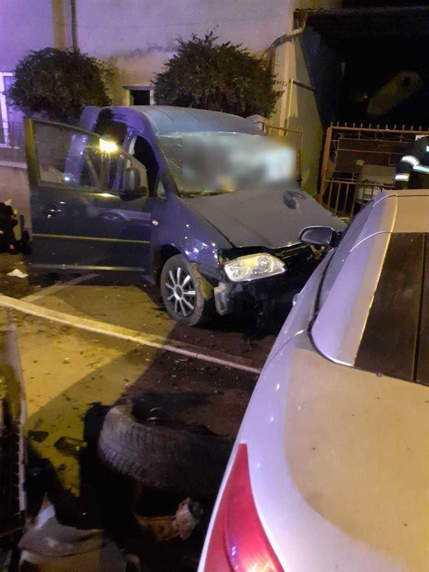 Cluj: O femeie de 29 de ani a murit într-un accident provocat de un tânăr de 19 ani / Maşina în care se afla femeia a fost lovită de cea condusă de tânăr / El şi doi pasageri – de 17 şi 21 de ani – au fost răniţi