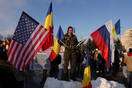 Protest al susţinătorilor lui Călin Georgescu - Jandarmii au întocmit trei acte de sesizare a organelor de urmărire penală pentru lovire şi port de obiecte periculoase/ Au fost date şase amenzi, din care una pentru instigare la violenţe