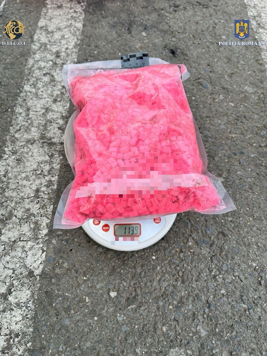 Arad: Doi bărbaţi au fost arestaţi preventiv pentru 30 de zile pentru trafic de droguri de mare risc / Ei au fost prinşi în flagrant cînd vindeau 5.500 de comprimate de ecstasy 
