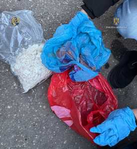 Timișoara: Trei bărbaţi, prinși în flagrant când vindeau un kilogram de substanță psihoactivă cristalină 2-MMC cu 60.000 de lei/ Cei trei, arestaţi preventiv