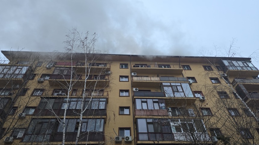 UPDATE - Ilfov: Incendiu la un bloc cu şapte etaje şi mansardă, în Chiajna/ Flăcările se manifestă la mansardă, fiind şi degajări de fum/ Au fost constituite echipe de căutare-salvare / Două persoane au făcut atac de panică - FOTO, VIDEO