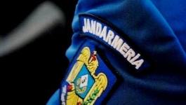 Miting organizat de AUR în Capitală - Jandarmeria a ridicat mai multe obiecte contondente, din lemn sau metal, folosite de participanţi pentru susţinerea steagurilor. Drapelele au rămas la protestatari 