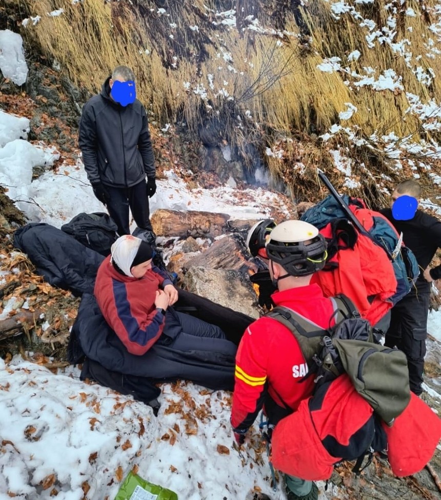 Bărbatul din Ucraina lovit la cap după ce a căzut într-o ravenă, recuperat cu ajutorul unui elicopter / El are multiple traumatisme / Mesaje de mulţumire de la ucraineni către salvatorii români FOTO / VIDEO