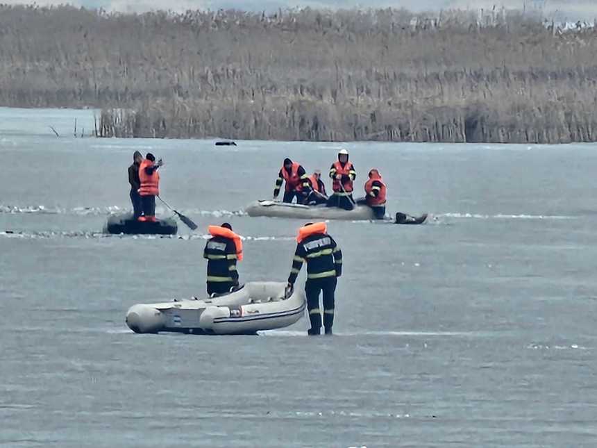 Intervenţie dificilă a salvatorilor, după ce trei bărbaţi au căzut sub gheaţă într-un lac de acumulare din Botoşani, la 200 de metri de mal. Cei trei au fost preluaţi de echipaje şi duşi la spital, fiind hipotermici - FOTO
