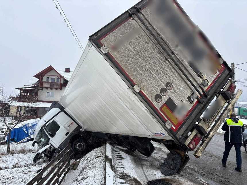 Suceava - Autotren ieşit în afara părţii carosabile, pe raza localităţii Vama - FOTO
