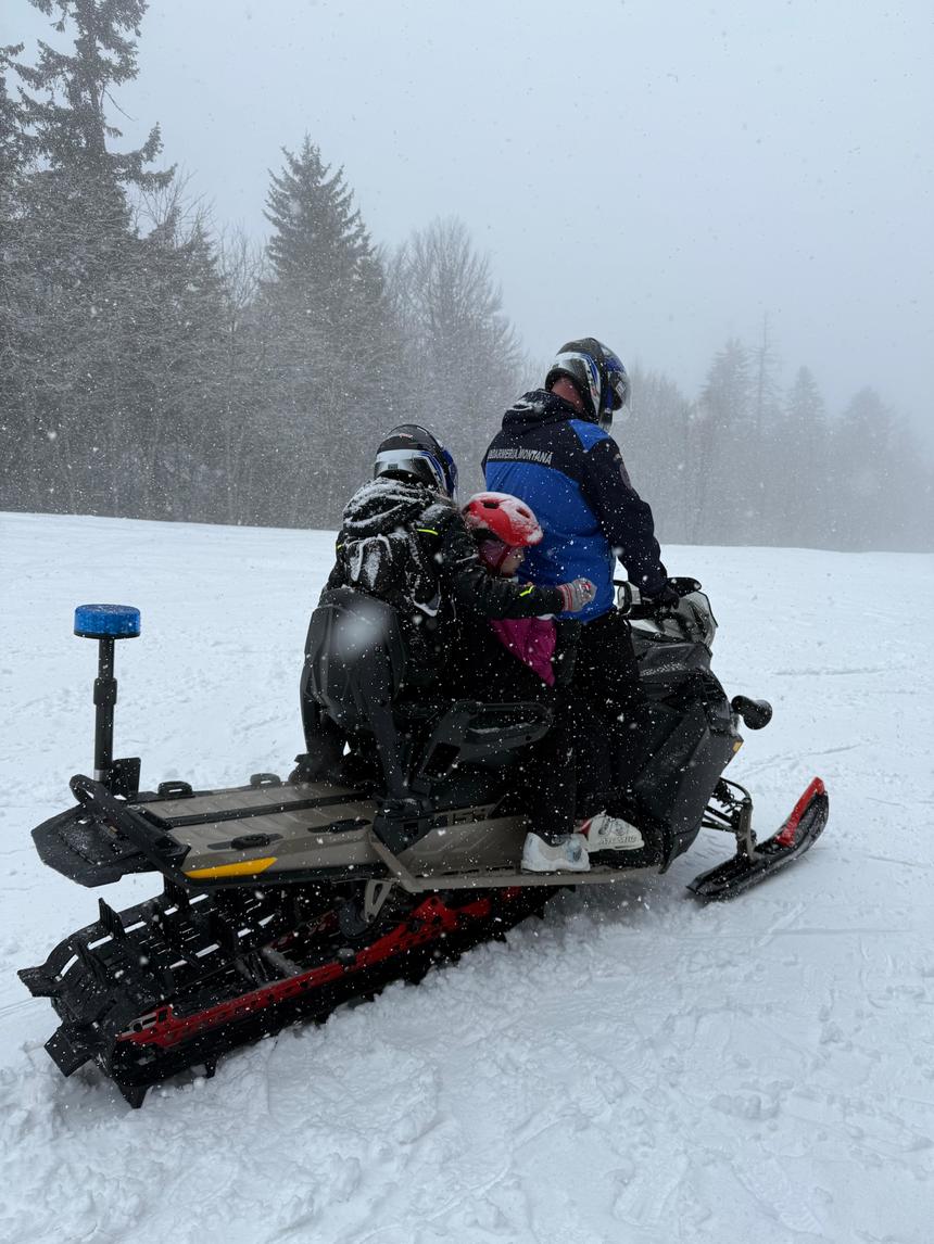 O femeie a urcat cu fiica sa, de opt ani, pe pârtie la Predeal, dar a făcut atac de panică, fiindu-i frică să coboare pe schiuri. Ea a fost coborâtă cu snowmobilul de către jandarmi - FOTO, VIDEO