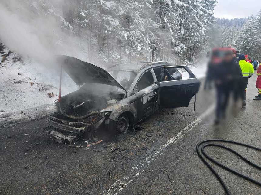 Suceava: Autoturism cuprins de flăcări, pe raza comunei Suceviţa, în Pasul Palma / Cauza probabilă de izbucnire a flăcărilor a fost un scurtcircuit
