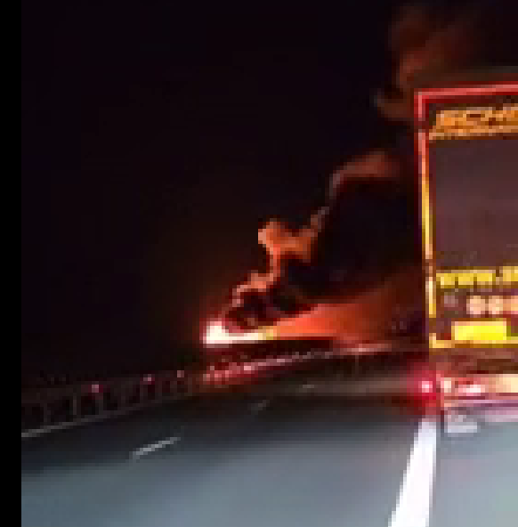 UPDATE - Un TIR a luat foc pe autostrada A1, în apropiere de localitatea Margina din judeţul Timiş / Trafic oprit  - VIDEO

