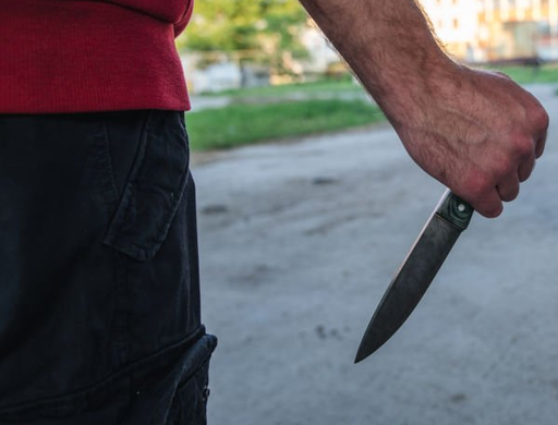 Un român şi-a înjunghiat soţia şi fiul, după o ceartă violentă în familie/ Incidentul, petrecut în localitatea italiană Tortona/ Cei doi, răniţi grav/ Bărbatul, plasat în arest sub acuzaţia de tentativă de omor