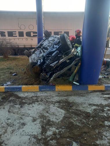 UPDATE - Trei persoane rănite, după ce două autoturisme şi o autoutilitară s-au ciocnit, pe DN 64, în judeţul Vâlcea/ Circulaţia rutieră se desfăşoară pe un singur fir, alternativ, valorile de trafic fiind în creştere