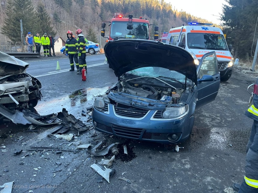 Braşov: Un mort şi doi răniţi într-un accident produs pe DN 1, la ieşirea din Predeal spre Azuga/ Traficul este blocat