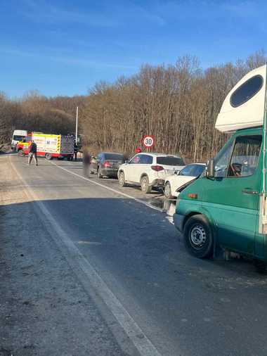Doi adulţi şi un bebeluş, răniţi într-un accident rutier în judeţul Suceava / S-au ciocnit patru maşini în care erau opt oameni

