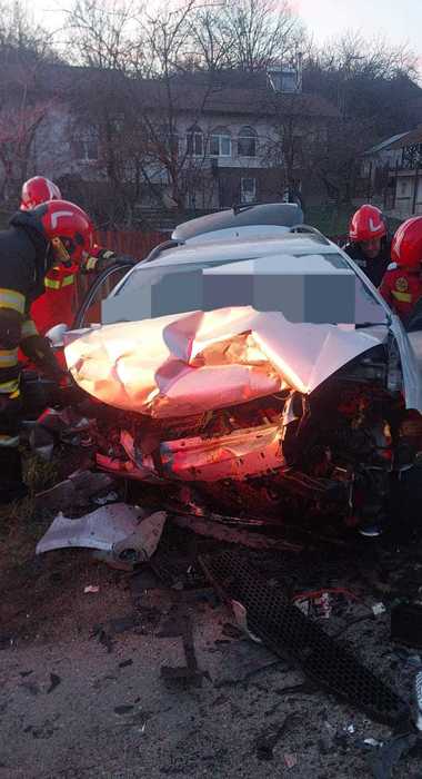 Argeş: Un bărbat a murit, iar o femeie a fost rănită, fiind transportată la spital, după un accident rutier în care au fost implicate două maşini

