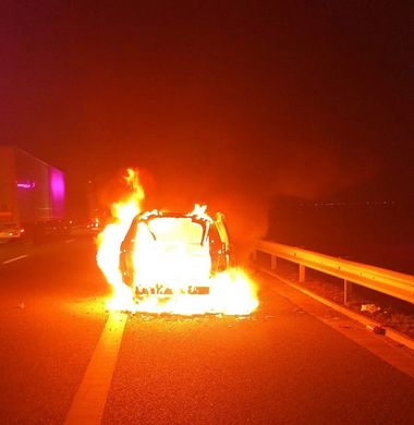 O maşină a luat foc pe autostrada Timişoara- Lugoj, iar şoferul este de negăsit / 5 maşini s-au tamponat în aceeaşi zonă - FOTO
