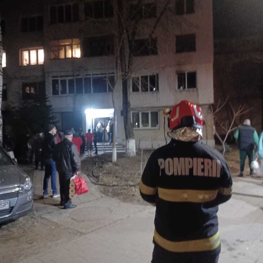 Incendiu într-un apartament dintr-un bloc din municipiul Suceava/ Un bărbat a fost dus la spital în stare de inconştienţă/ Locatarii au ieşit singuri din bloc sau ajutaţi de pompieri/ Echipajele intervin pentru stingerea focului FOTO