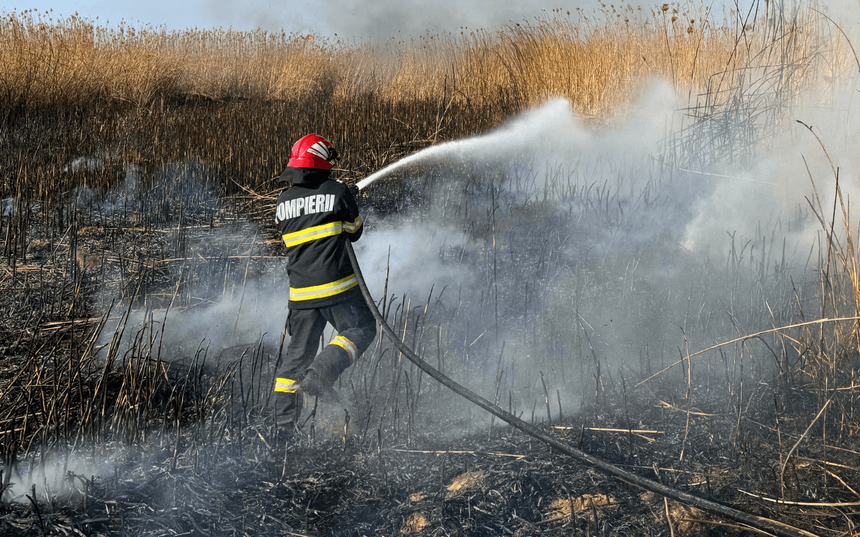 Sute de hectare din şapte judeţe, afectate de incendii de vegetaţie/ La intervenţii participă şi o aeronavă Black Hawk