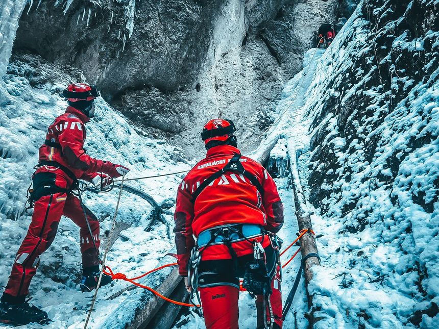 Acţiune în derulare a salvamontiştilor din Neamţ pentru salvarea unor turişti epuizaţi, blocaţi într-o zonă de abrupt din Ceahlău/ În Gorj, o nouă acţiune de căutare a unei persoane dispărute, în mai puţin de 24 de ore FOTO