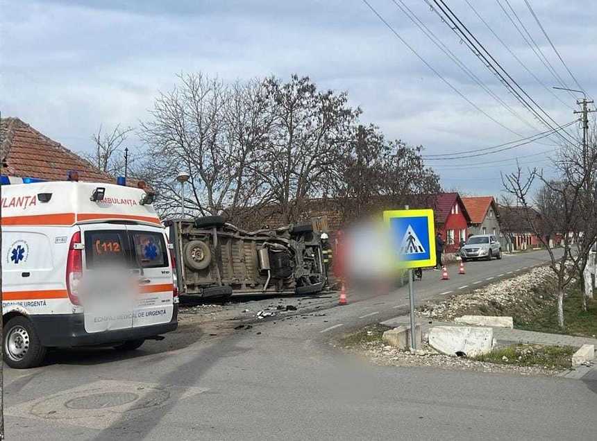 Timiş: Trei persoane rănite, după un accident în care au fost implicate o ambulanţă şi o maşină de curierat - FOTO