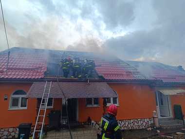 Hunedoara: Incendiu puternic la locuinţa unui fost procuror DIICOT care era păzit de poliţişti în urma unor ameninţări cu moartea / Agenţii au anunţat incendiul la 112 – FOTO / VIDEO