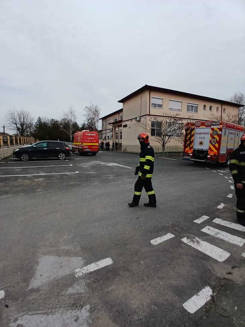 UPDATE - Constanţa: Intervenţie a pompierilor, după ce la o şcoală s-a semnalat un miros persistent / Peste 270 de elevi şi cadre didacte au ieşit din clădire / Opt persoane au avut nevoie de asistenţă medicală / Cursurile de după-amiază, suspendate

