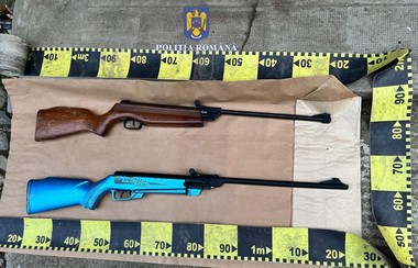 Patru arme deţinute ilegal, între care un revolver letal, găsite de poliţişti la două adrese din judeţul Hunedoara / IPJ Hunedoara: 59 de arme şi peste 12.000 de cartuşe, depistate în judeţ în 2024