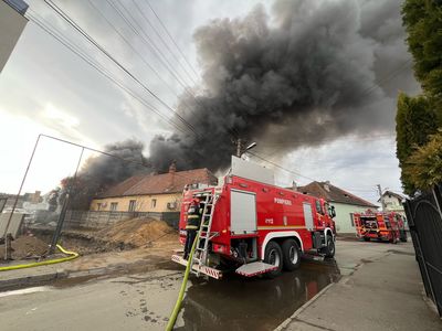 UPDATE - Incendiu de proporţii la un depozit din municipiul Sibiu / Mesaj RO-Alert din cauza fumului dens / Circulaţie deviată - FOTO

