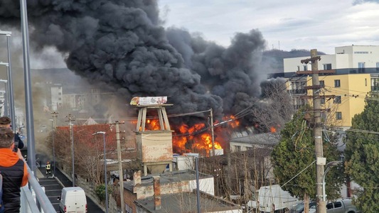 UPDATE - Incendiu de proporţii la o vopsitorie auto din municipiul Sibiu/ Mai multe maşini, în interior/ 50 de oameni, evacuaţi/ Mesaj RO-Alert din cauza fumului dens/ Incendiul, stins/ Trei autoturisme, două microbuze şi patru motociclete, distruse - FOT