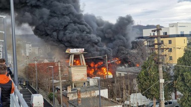 UPDATE - Incendiu de proporţii la o vopsitorie auto din municipiul Sibiu/ Mai multe maşini, în interior/ 50 de oameni, evacuaţi/ Mesaj RO-Alert din cauza fumului dens/ Incendiul, stins/ Trei autoturisme, două microbuze şi patru motociclete, distruse - FOTO