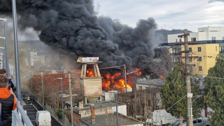 UPDATE - Incendiu de proporţii la o vopsitorie auto din municipiul Sibiu / Mai multe maşini, în interior / 50 de oameni, evacuaţi / Mesaj RO-Alert din cauza fumului dens / Circulaţie deviată - FOTO

