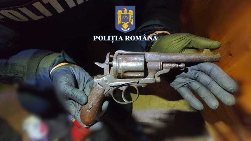 Arme şi muniţie, ridicate de poliţişti în urma unor percheziţii, în Timiş / Trei bărbaţi au fost reţinuţi