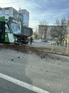 UPDATE - Accident între un tramvai şi o autobasculantă, în Bucureşti - Un bărbat a fost rănit / Circulaţia tramvaielor a fost reluată - FOTO