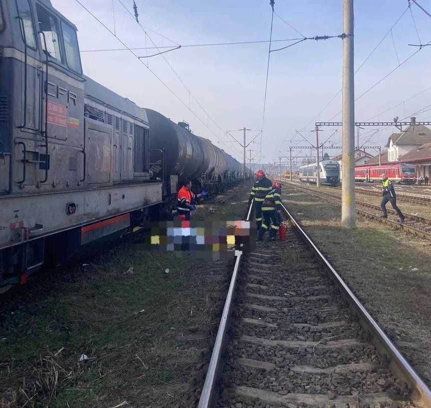 Alba: Un muncitor care a urcat pe o locomotivă pentru reparaţii s-a electrocutat / Nu a putut fi salvat - FOTO