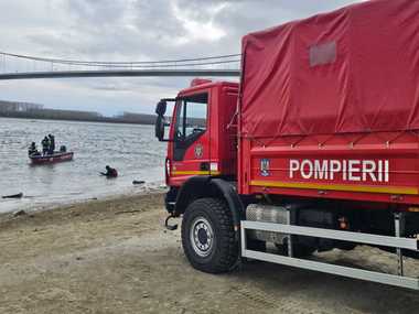 O maşină parcată pe malul Dunării fără să fie asigurată s-a scufundat în apele fluviului/ Pompierii intervin pentru scoaterea ei din apă/ Nu sunt victime