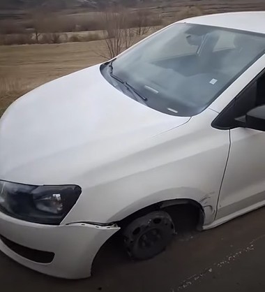 Cluj: Bărbat amendat după ce a fost prins de poliţişti când conducea un autoturism fără anvelope/ El a fost internat pentru investigaţii de specialitate şi se verifică dacă îndeplineşte condiţiile medicale pentru a-şi păstra permisul de conducere - FOTO