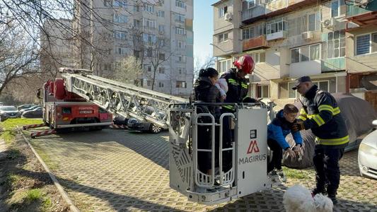 Incendiu într-un apartament, dintr-un bloc din Galaţi. Zeci de locatari au fost evacuaţi - FOTO