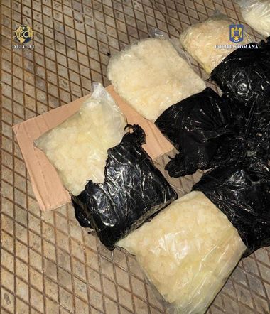 Bărbat suspectat de trafic de droguri, arestat / A fost prins în flagrant în Satu Mare, având 7 kilograme de substanţă cristalină 3-CMC asupra sa / Drogurile, aduse din Polonia printr-o firmă de curierat
