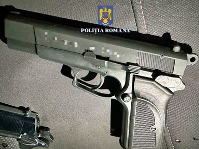 Constanţa: Un şofer a tras trei focuri de armă în urma unui incident în trafic, după care a fugit de la locul faptei / A fost oprit în trafic, iar în maşină poliţiştii au găsit trei pistoale cu gaz, o armă fiind introdusă în ţară fără drept - FOTO