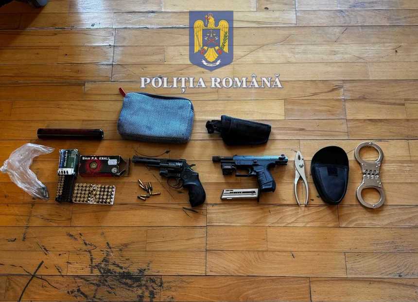 Arme şi muniţie, găsite de poliţişti la locuinţa unui bărbat din Timişoara, în urma unei percheziţii. Bărbatul a fost reţinut - FOTO

