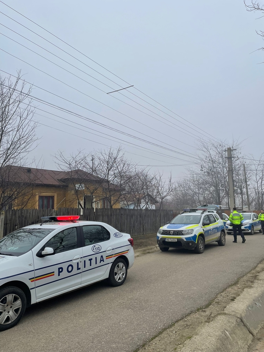 Mormânt profanat într-o localitate din Timiş/ Poliţiştii au găsit un zid distrus la un mausoleu

