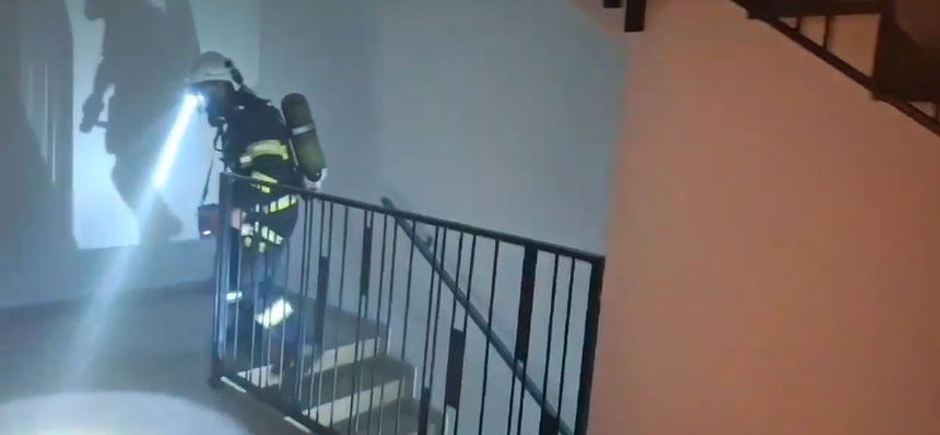 Timişoara: Zeci de oameni evacuaţi, după ce un incendiu a izbucnit la subsolul unui bloc cu 9 etaje