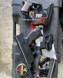 Mureş: Bărbat reţinut după ce la locuinţa sa au fost găsite mai multe arme neletale, deţinute ilegal. El e cercetat pentru contrabandă calificată, nerespectarea regimului armelor şi al muniţiilor şi pescuit ilegal
