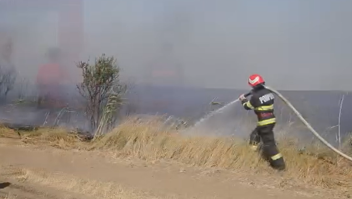  Trafic oprit pe DN 15 Târgu Mureş – Reghin, în zona localităţii Dumbrăvioara, din cauza vizibilităţii reduse, în urma unui incendiu de vegetaţie