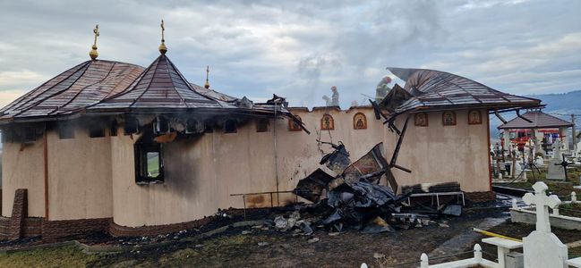 Bacău: Biserică grav afectată de un incendiu provocat de un scurtcircuit. Preotul paroh a ajuns la spital, după ce a făcut un atac de panică - FOTO
