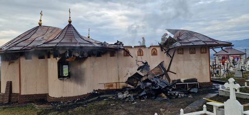 Bacău: Biserică grav afectată de un incendiu provocat de un scurtcircuit. Preotul paroh a ajuns la spital, după ce a făcut un atac de panică - FOTO
